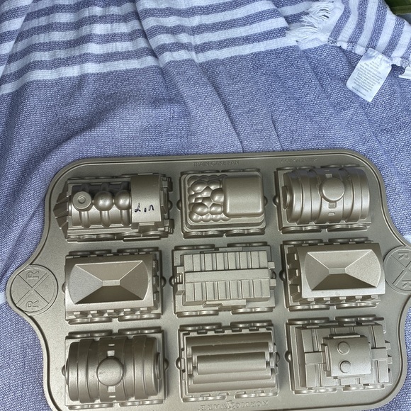 Nordic Ware train cake pan - Picture 2 of 6